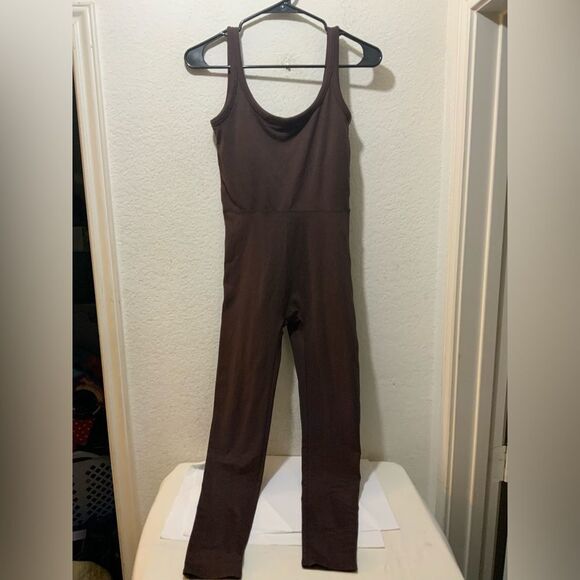 NWOT Vuori Hslo Essential Jumpsuit  Color is Mahogany Heather / dark brown - Picture 3 of 4